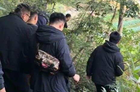 捕!两名犯罪嫌疑人被抓!AG真人网页绍兴深山围(图3) 捕!两名犯罪嫌疑人被抓!AG真人网页绍兴深山围(图3)