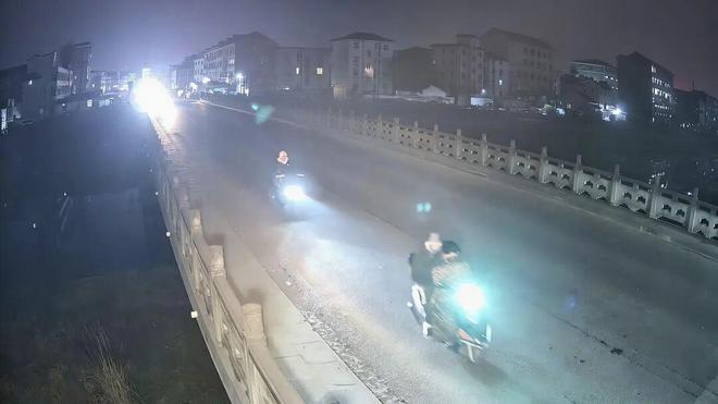 捕!两名犯罪嫌疑人被抓!AG真人网页绍兴深山围(图2) 捕!两名犯罪嫌疑人被抓!AG真人网页绍兴深山围(图2)