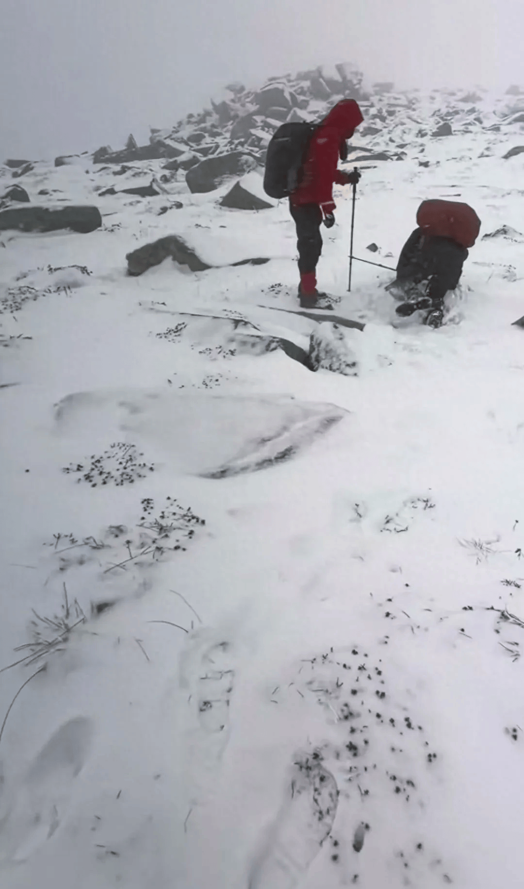 人遇难1人坠崖、1人自行下山、获救正全力救援坠崖者AG真人百家家乐APP通报“5人违规穿越鳌山”：2(图1)